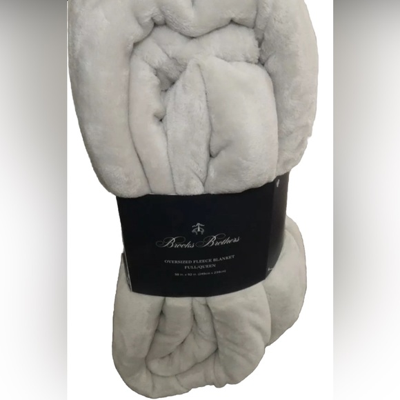 Brooks Brothers Light Grey 98 x 92” Logo Badge Full/Queen Plush Blanket NWT - Picture 2 of 5